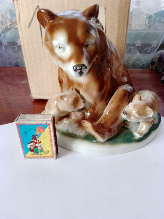 Продам вінтажну фарфорову статуетку.