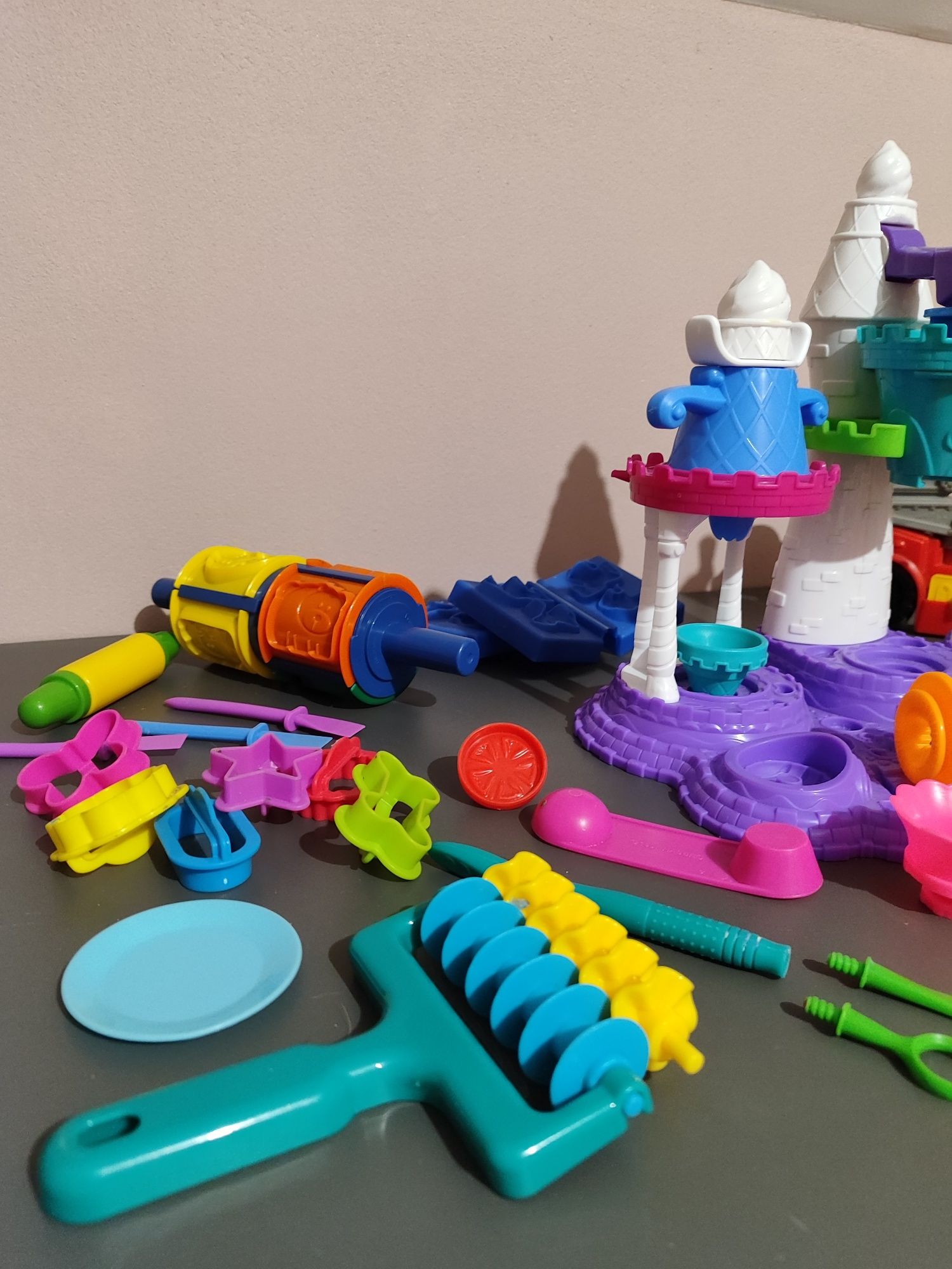 Zestaw do ciastoliny Play doh lodziarnia, wóz strażacki i dodatki