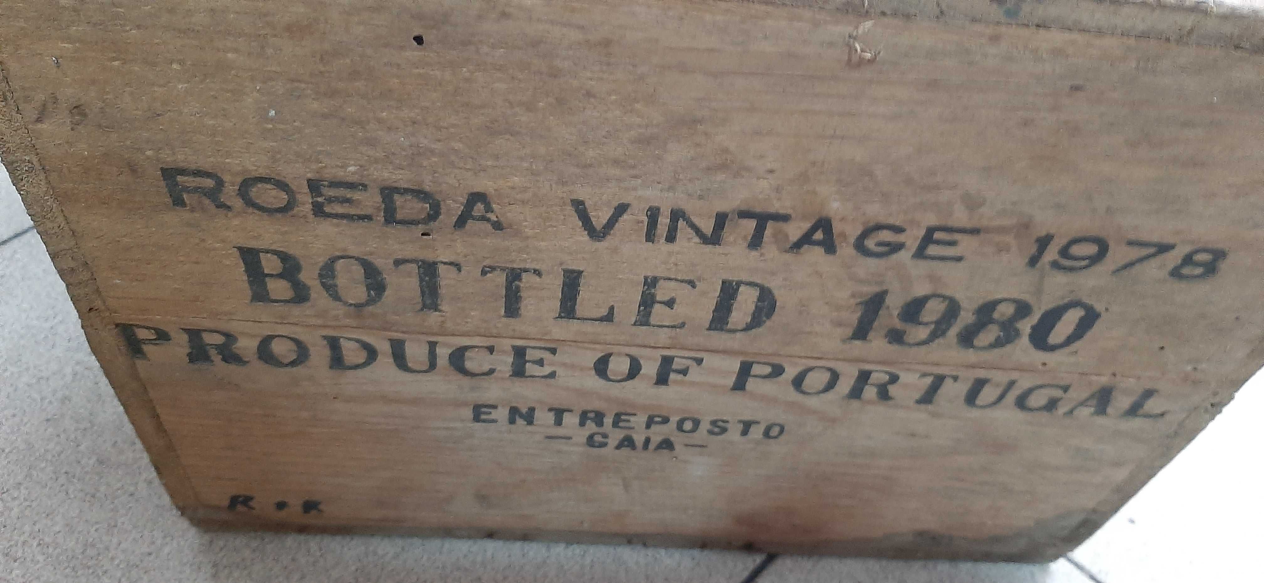 Caixa antiga de madeira para vinhos