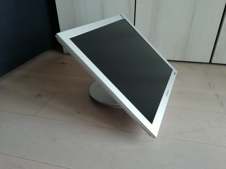 Monitor Samsung 17 cali. Sprytny - można powiesić