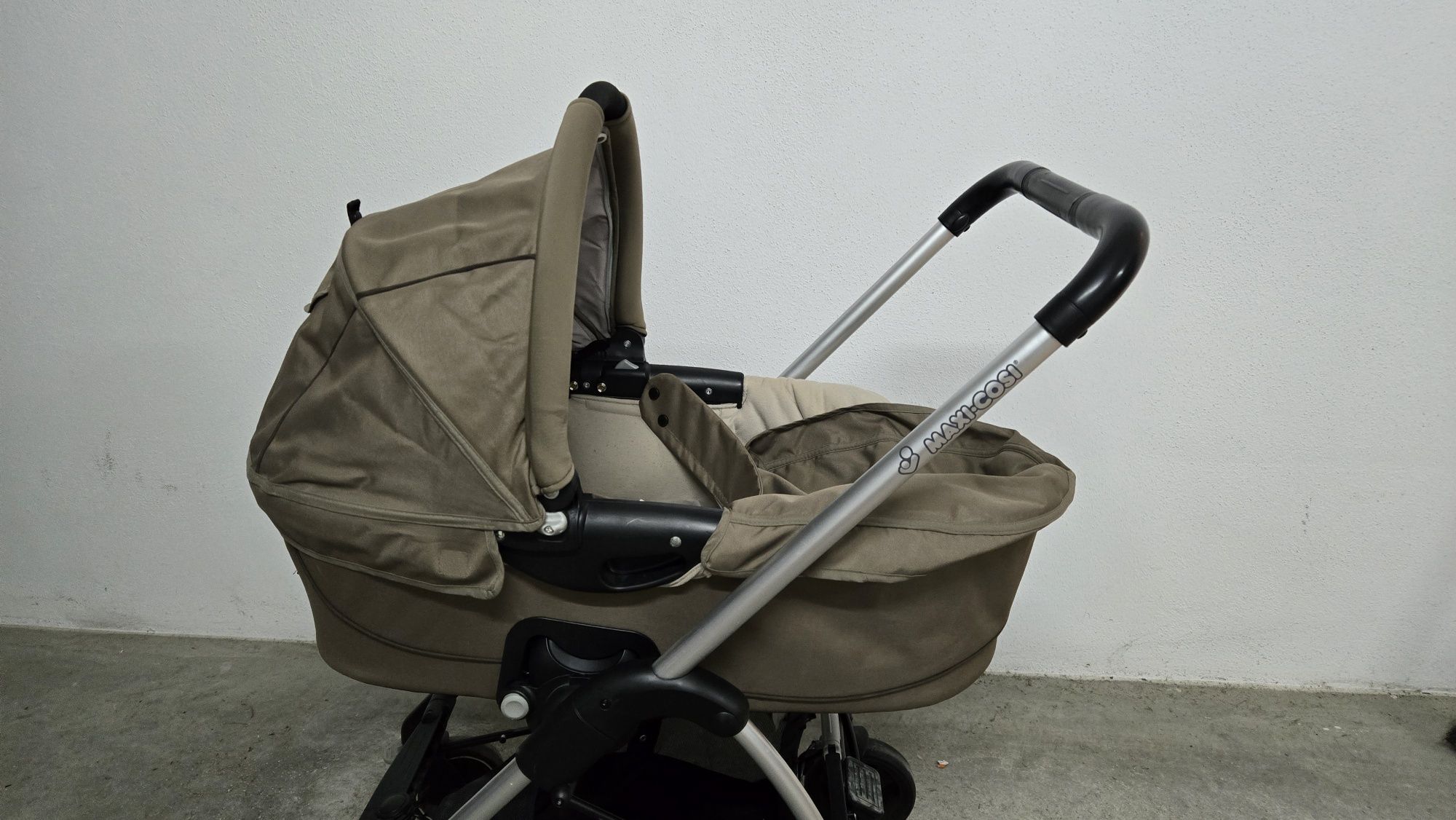 Carrinho de bebé com alcofa