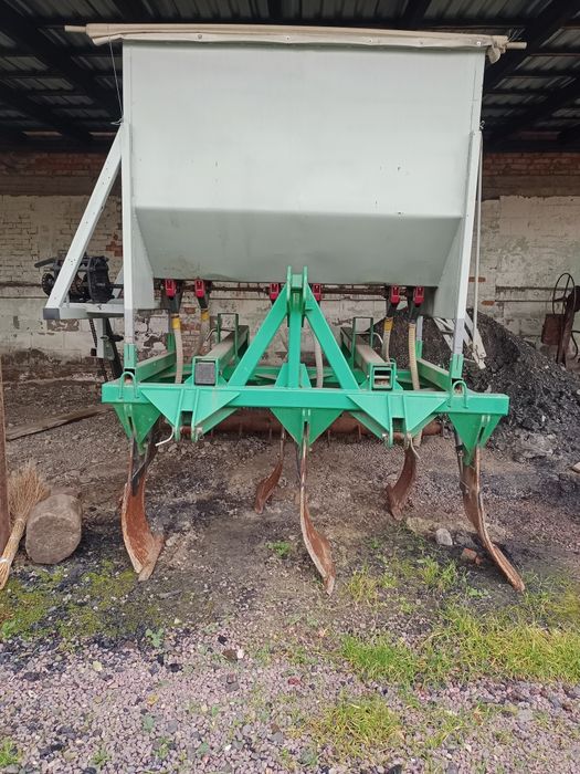 Глибокорозпушувач ГР 2.5 з баком для внесення сухих добрив