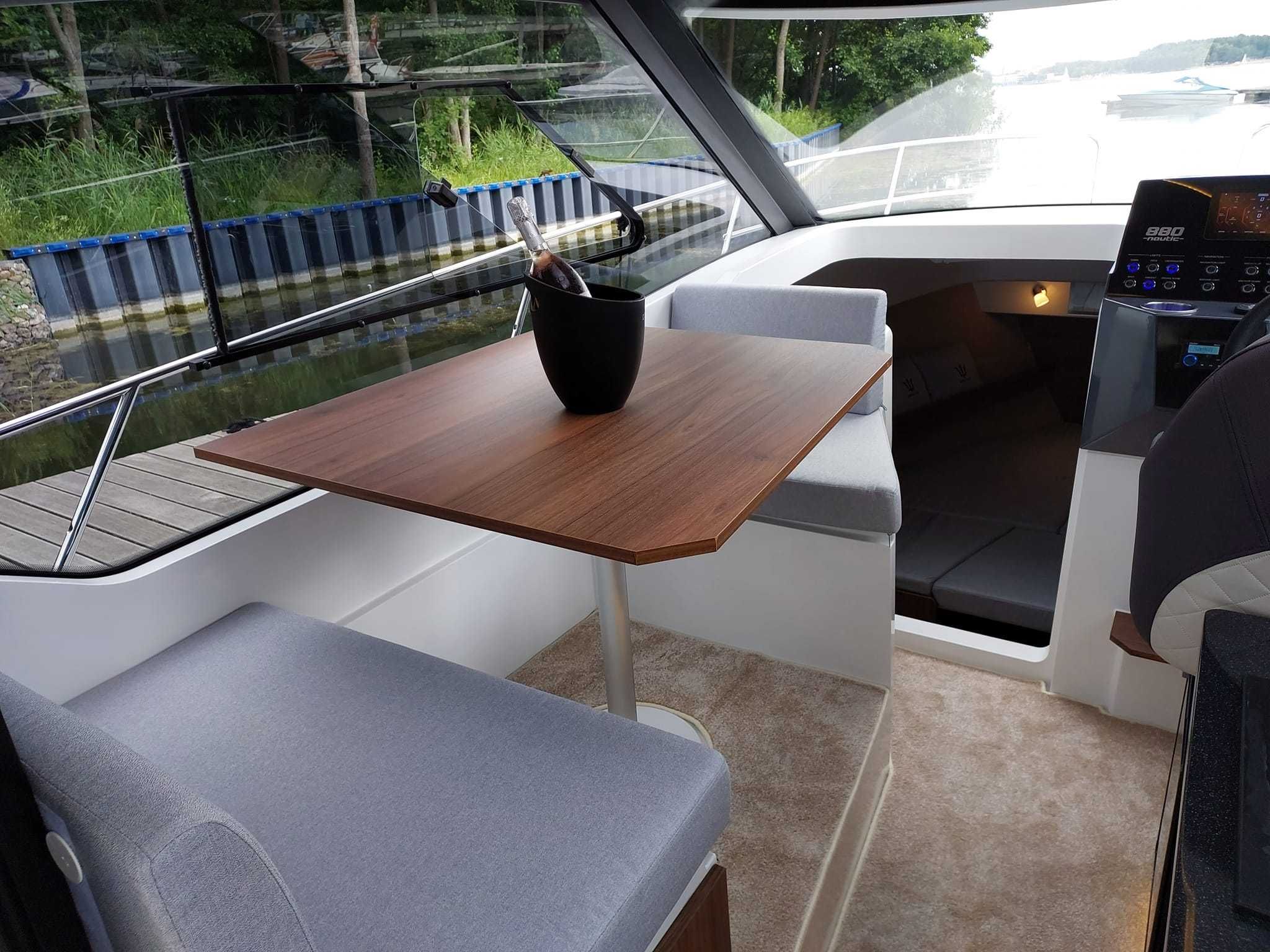 Czarter jacht motorowy Nautic 880 Mazury bez patentu HouseBoat