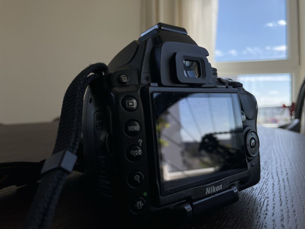 Nikon D5000 + obiektyw 18-55 mm + akcesoria