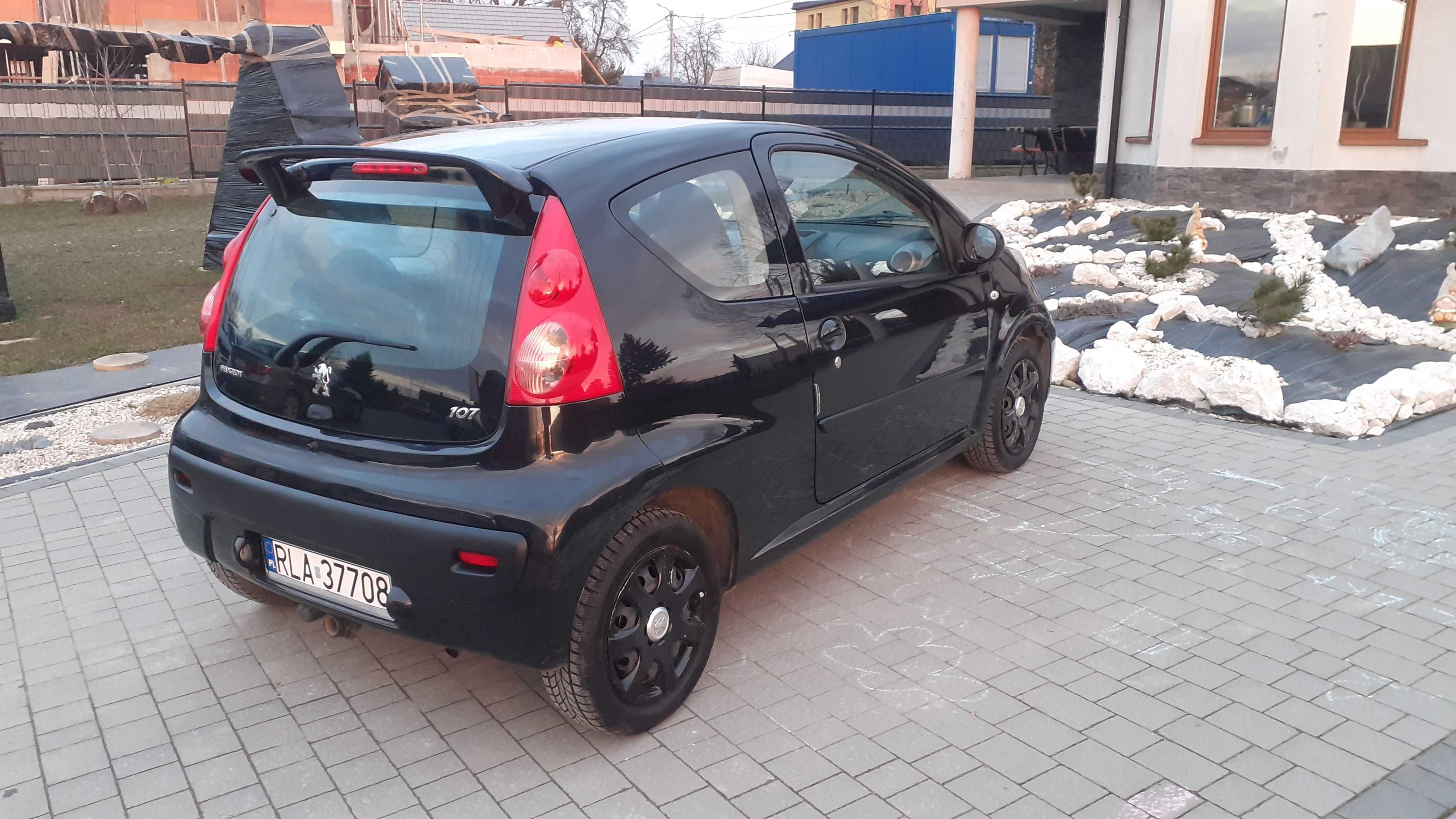 Peugeot 107  z 2011 roku.  Klimatyzacja. Bez oznak korozji