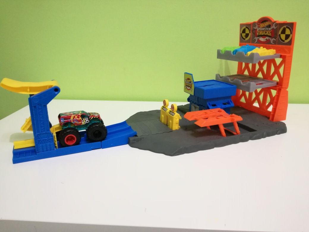 Tor Hot Wheels Monster Truck Demolka na Stacji