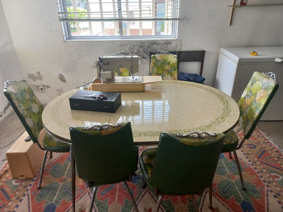 Mesa extensível com cadeiras