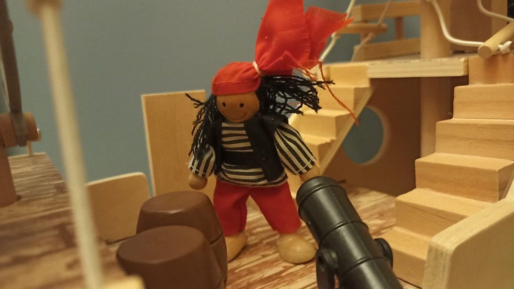 Drewniany statek piracki Play Tive Junior z armatą, piratami piraci