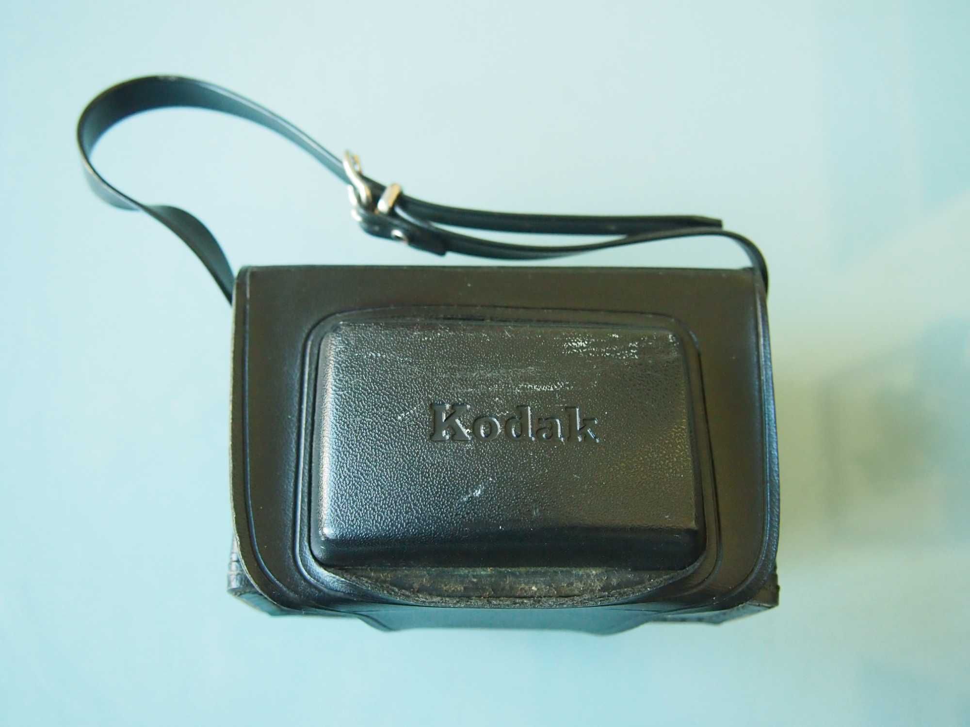 Máquina fotográfica Kodak Instamatic com bolsa