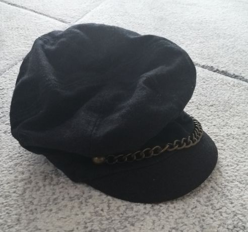 Czarna czapka z daszkiem
