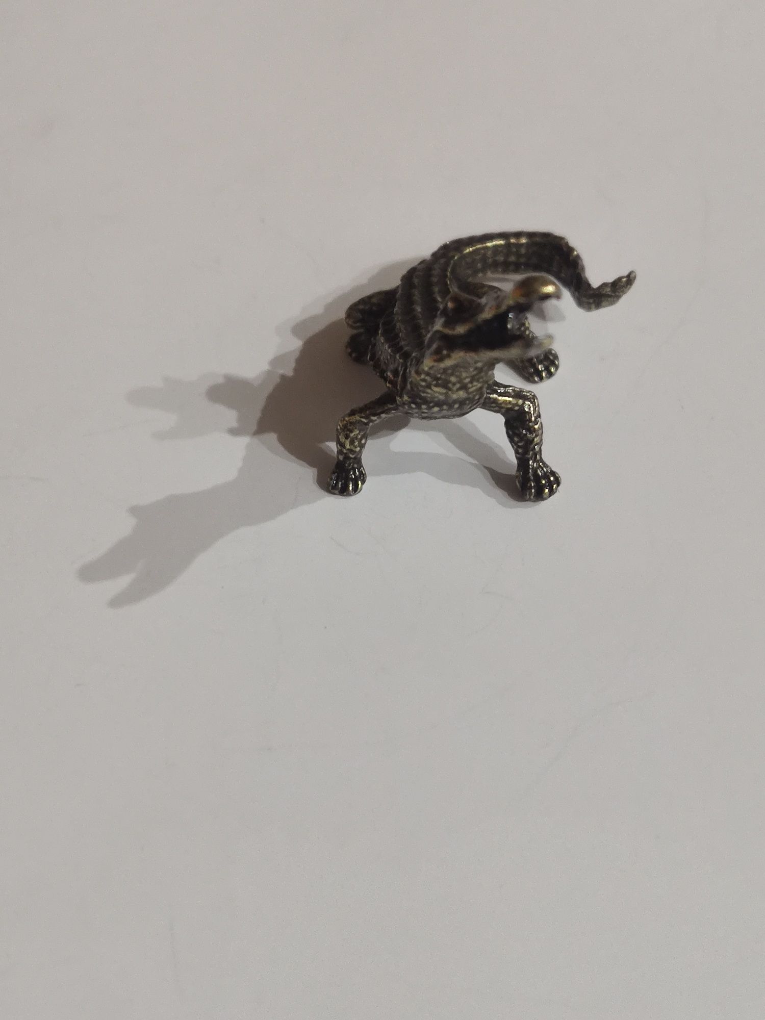 Figurka metalowa  krokodyl  wysokość 2,5 c