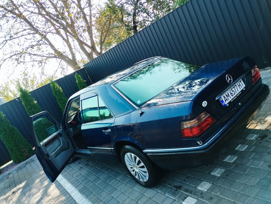 Автомобіль мерседес