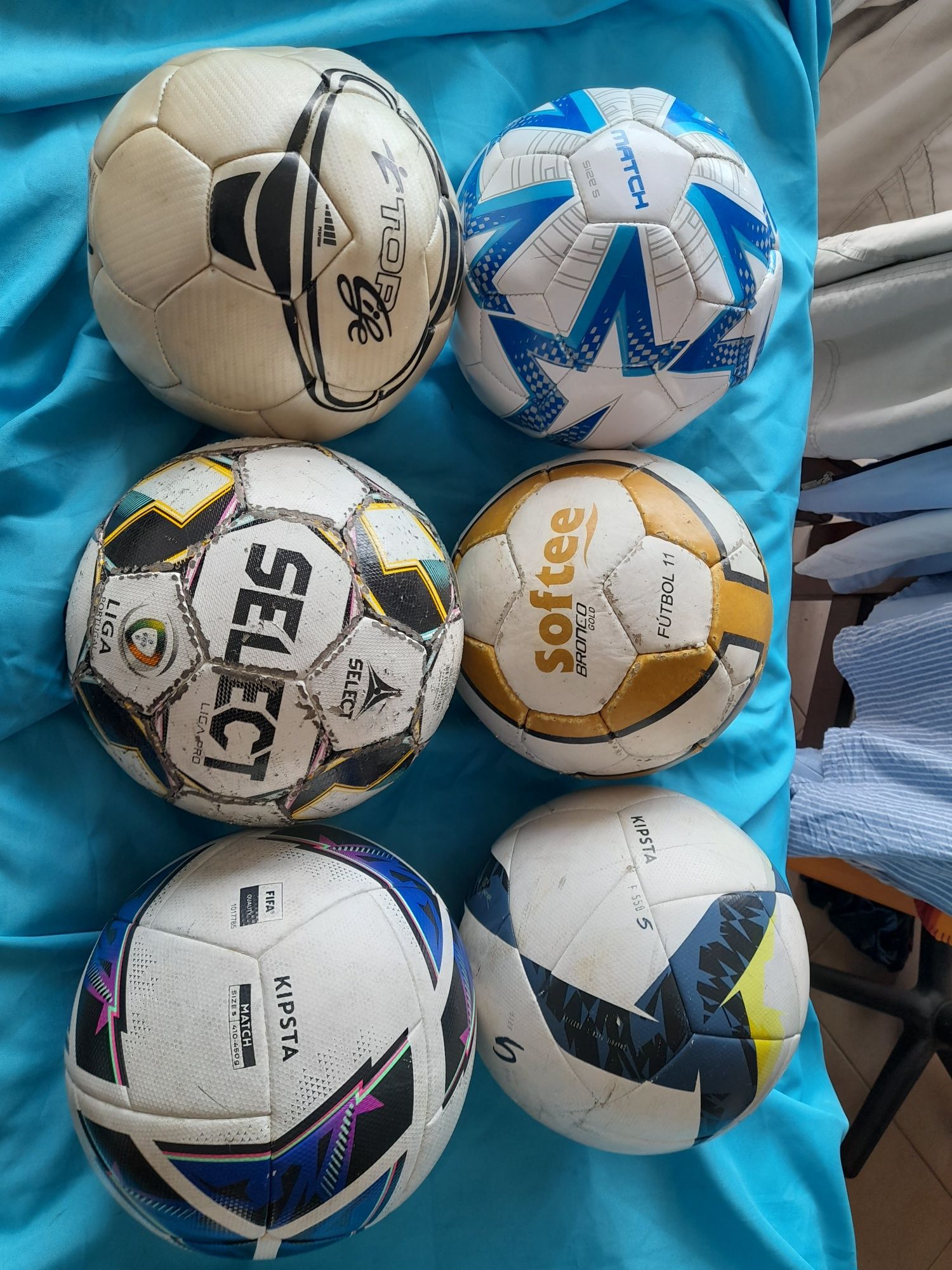 Bolas de futebol de várias marcas