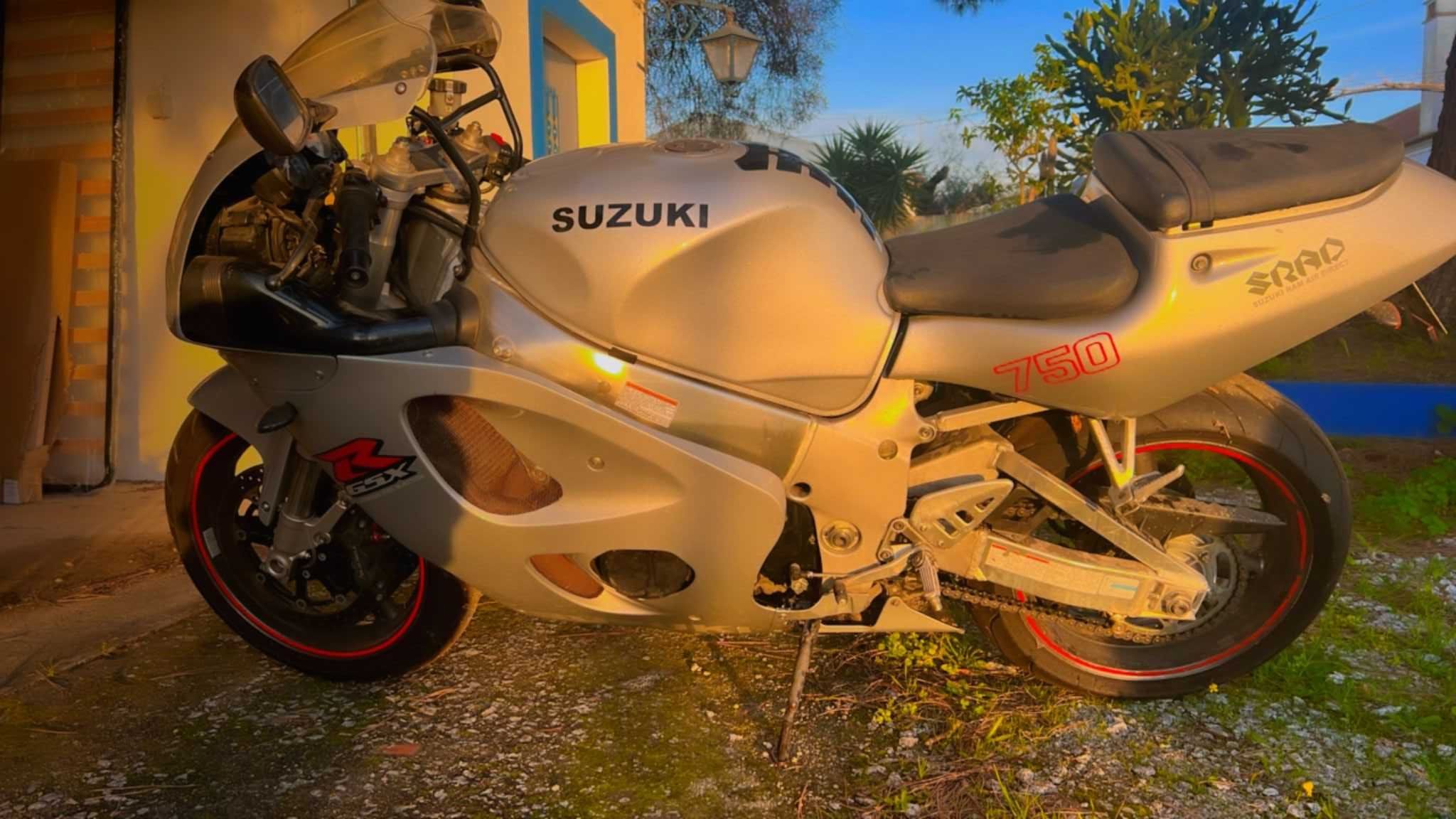 Vendo Suzuki GSX R 750