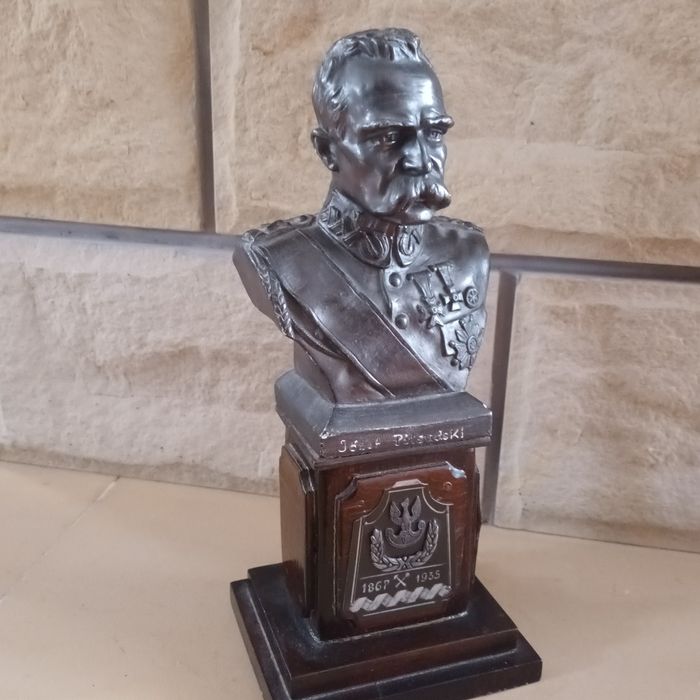 Józef Piłsudski popiersie na cokole 27 cm
