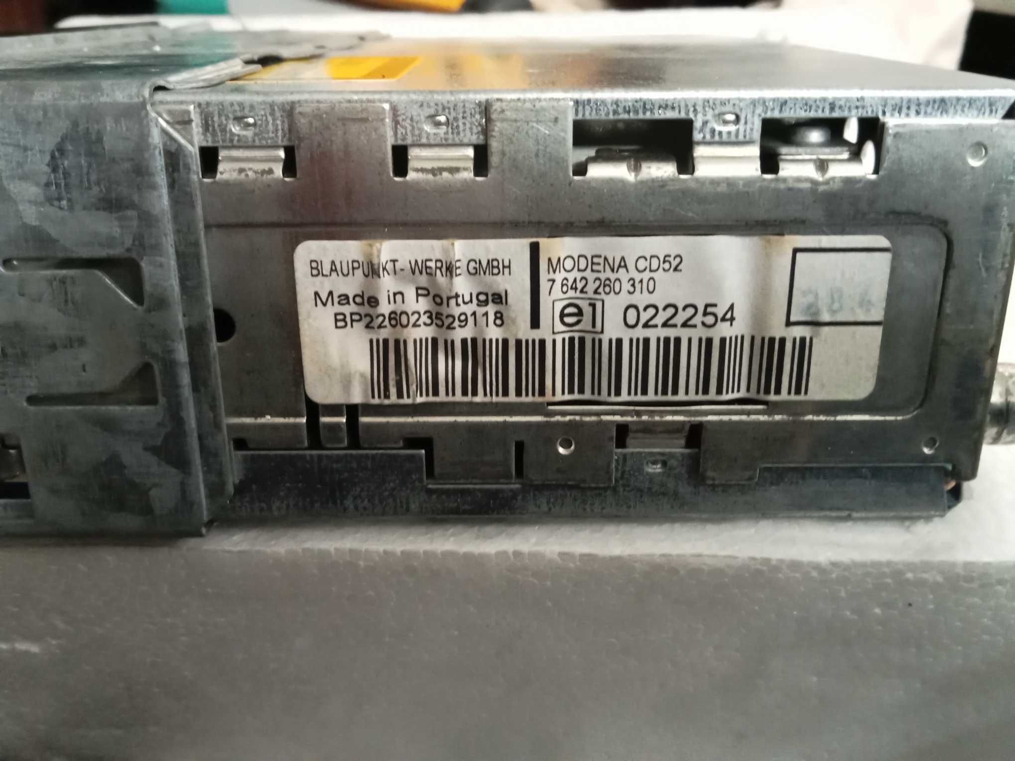 Venda de Auto Rádio com CD  Blaukpunt Modena  com painel descartável.