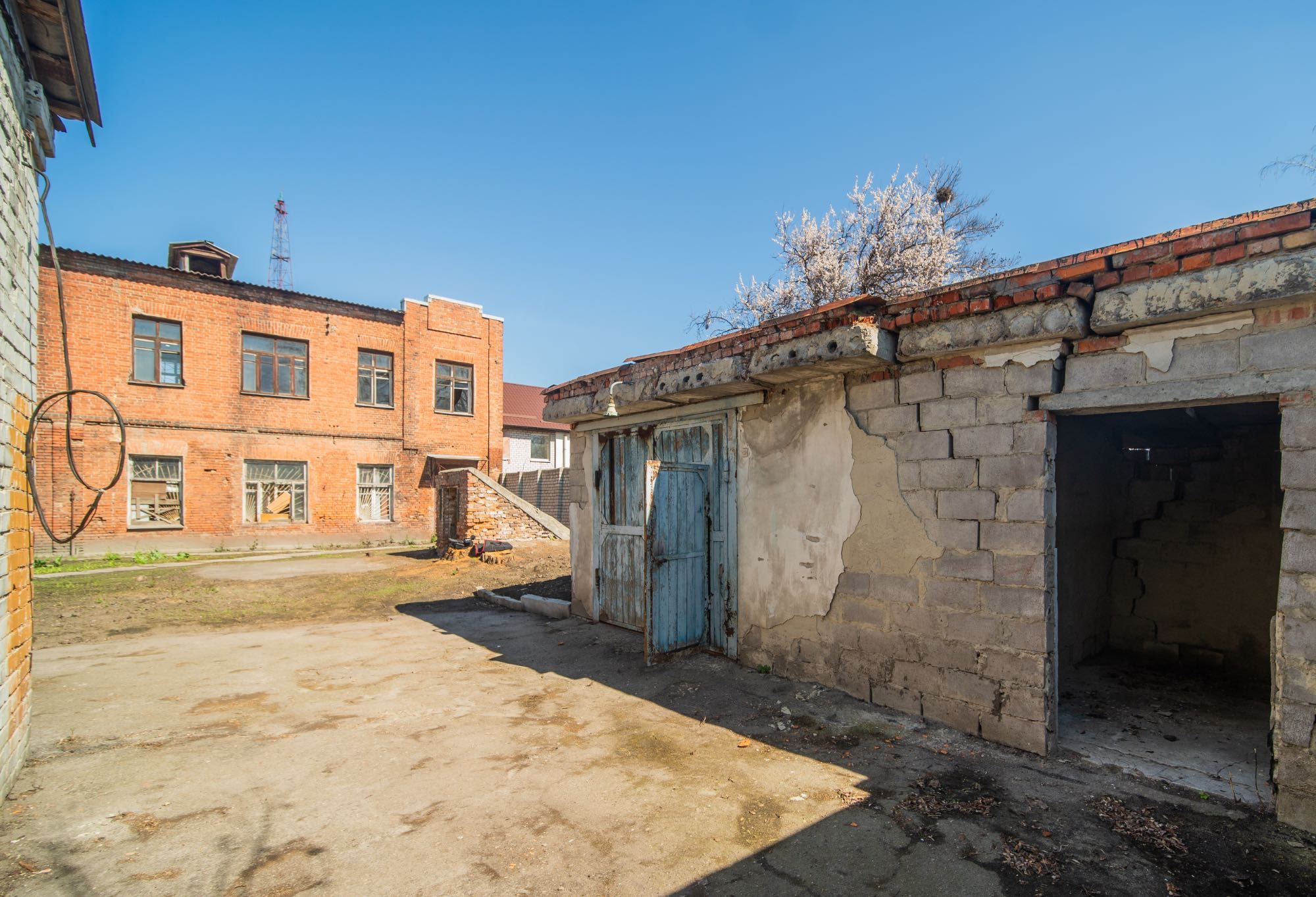 Продаж комерційного комплексу окремих будівель з двором в центрі