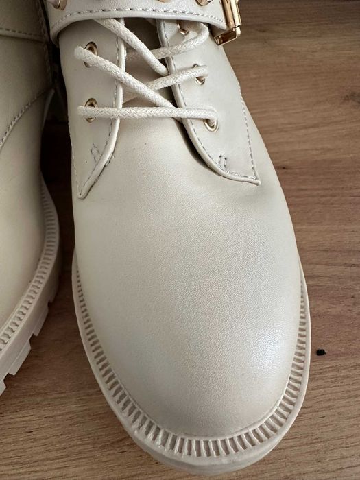 Kremowe buty bikery Bianco z perełkami i potrójną klamrą | r. 39