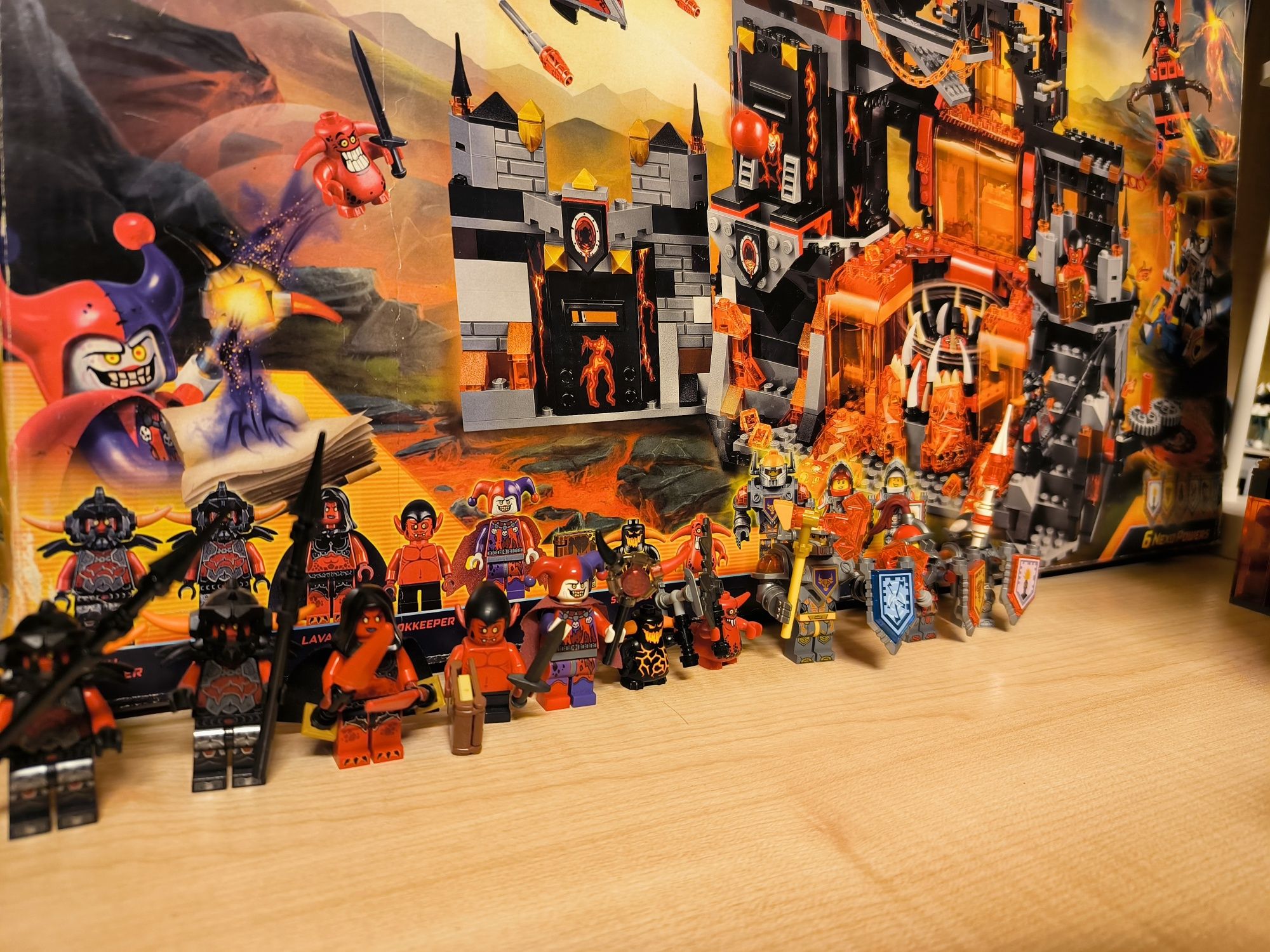 Колекціонеру Lego Nexo Knights 70323 Jestro's Volcano Lair повний