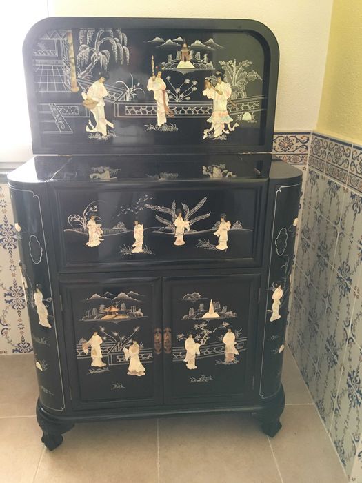 Móvel bar chinês preto em madre perola com gravuras em relevo