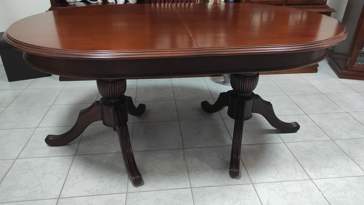 Mesa de jantar extensível em mogno