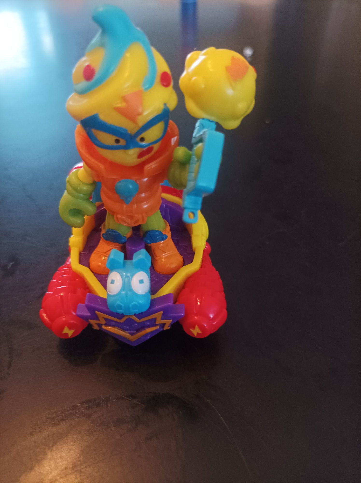 Super zings figurka Bandilla w pojeździe