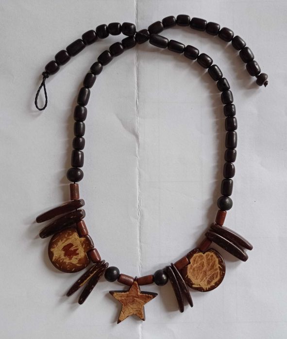 Colar feito com coco