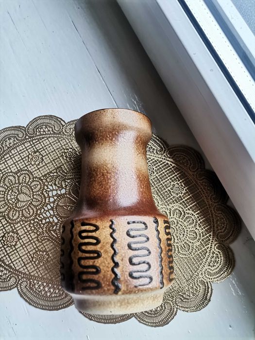 Brązowy wazonik ceramiczny