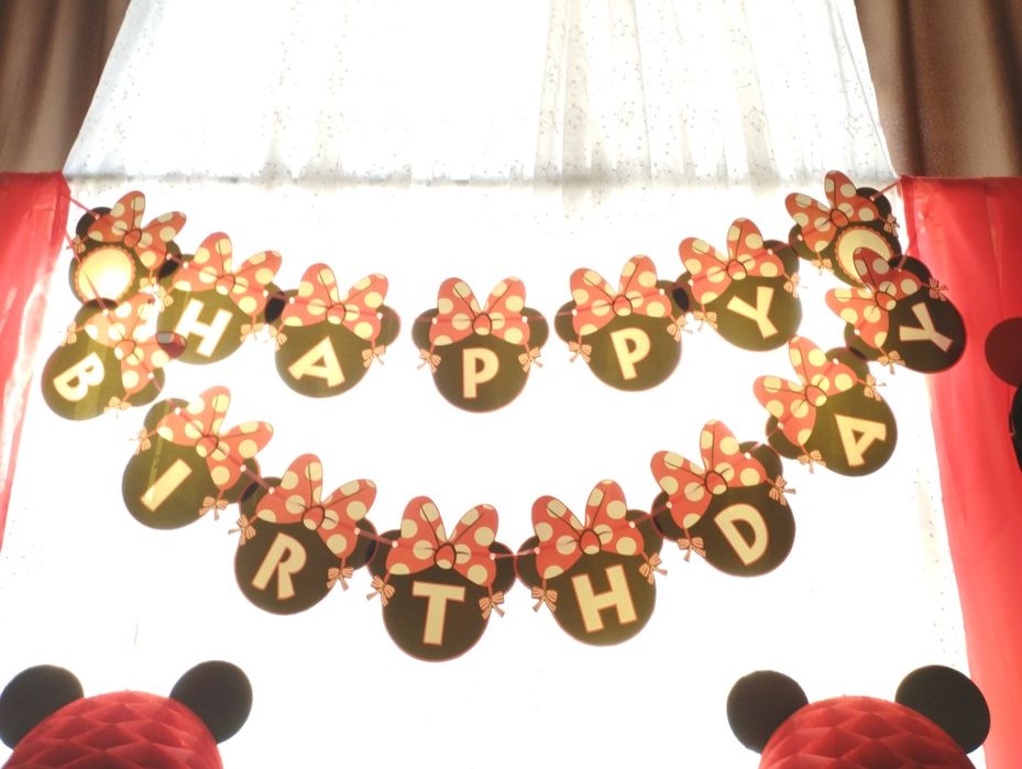 Фотозона в стиле Минни Маус, аксессуары, надпись, шары, шторы красные