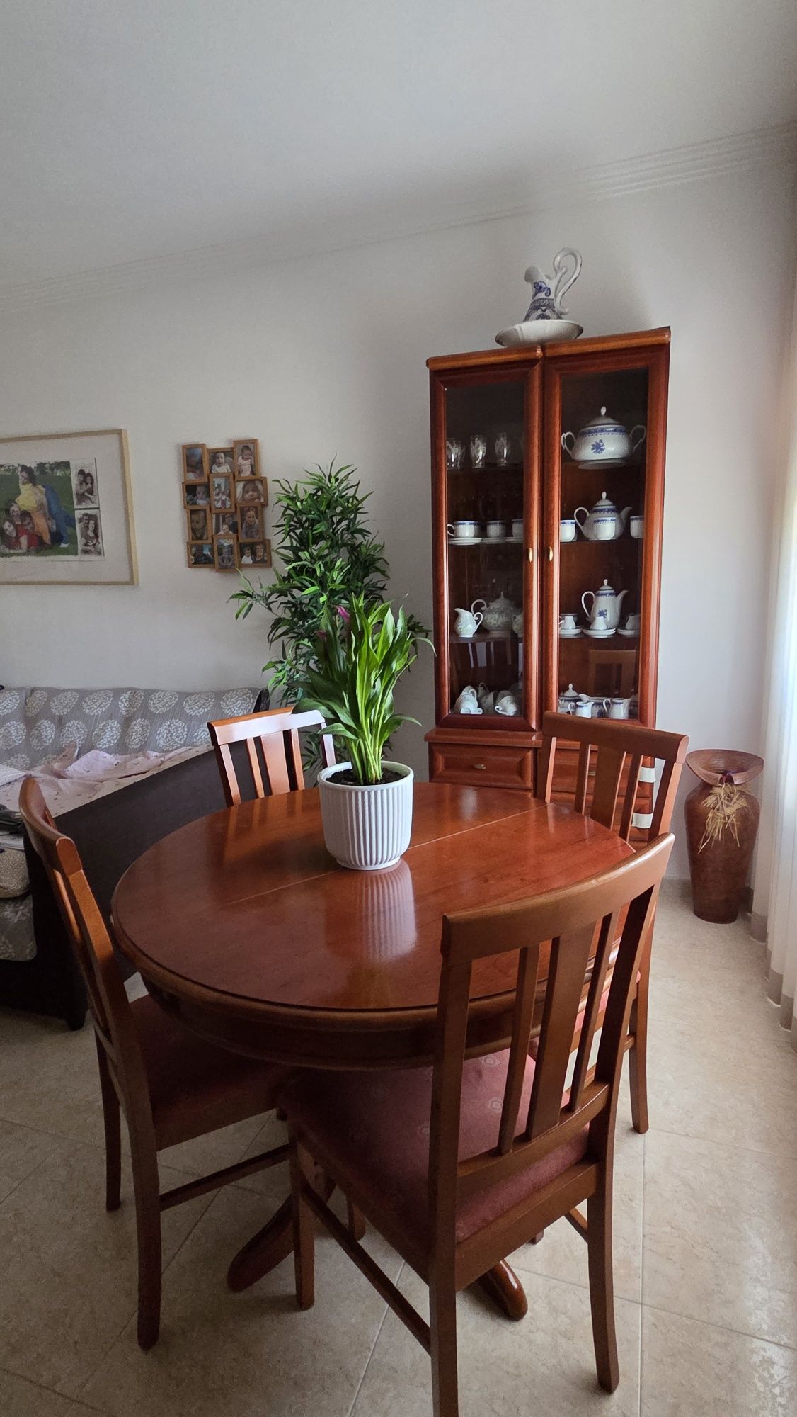 Mobilia de quarto e sala de jantar, usados mas em bom estado