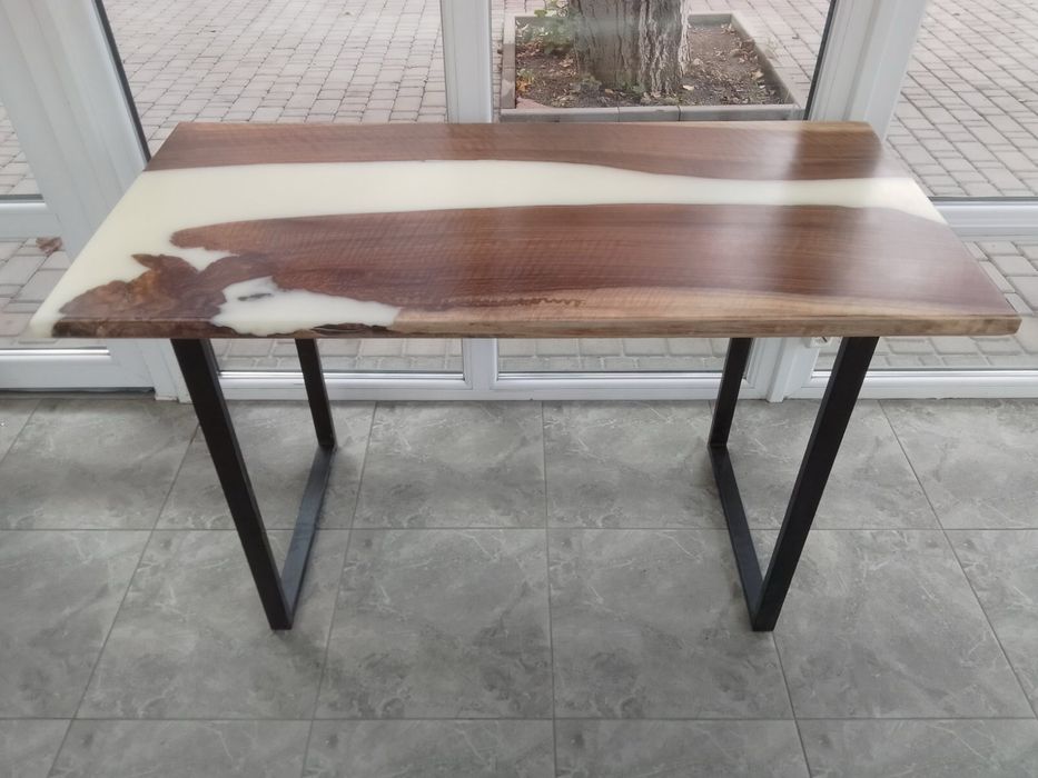 Стіл з горіха і епоксидної смоли