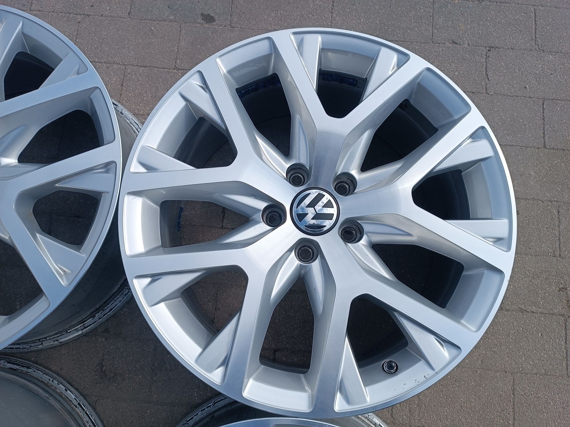 Felgi Alu VW Passat B7 5x112 ET40 8J18