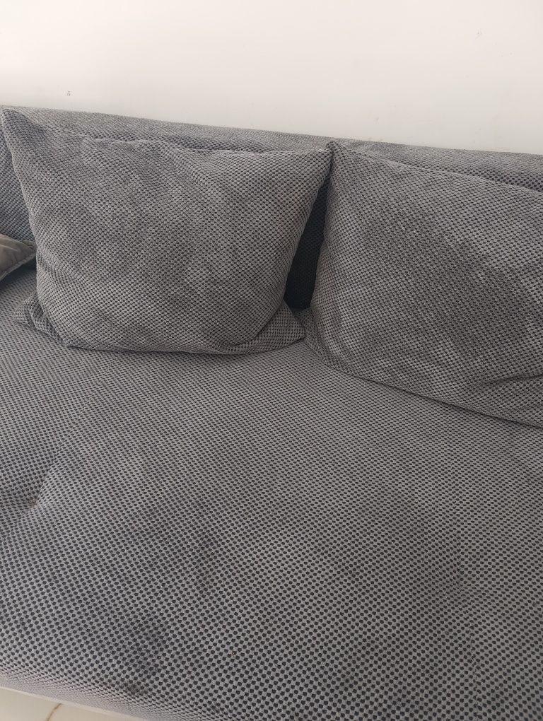 Sprzedam kanapę rozkładaną, dwa fotele, dwa podnóżki
