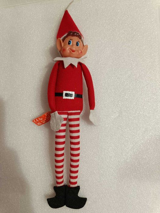 Эльф на полке рождественский игрушка.