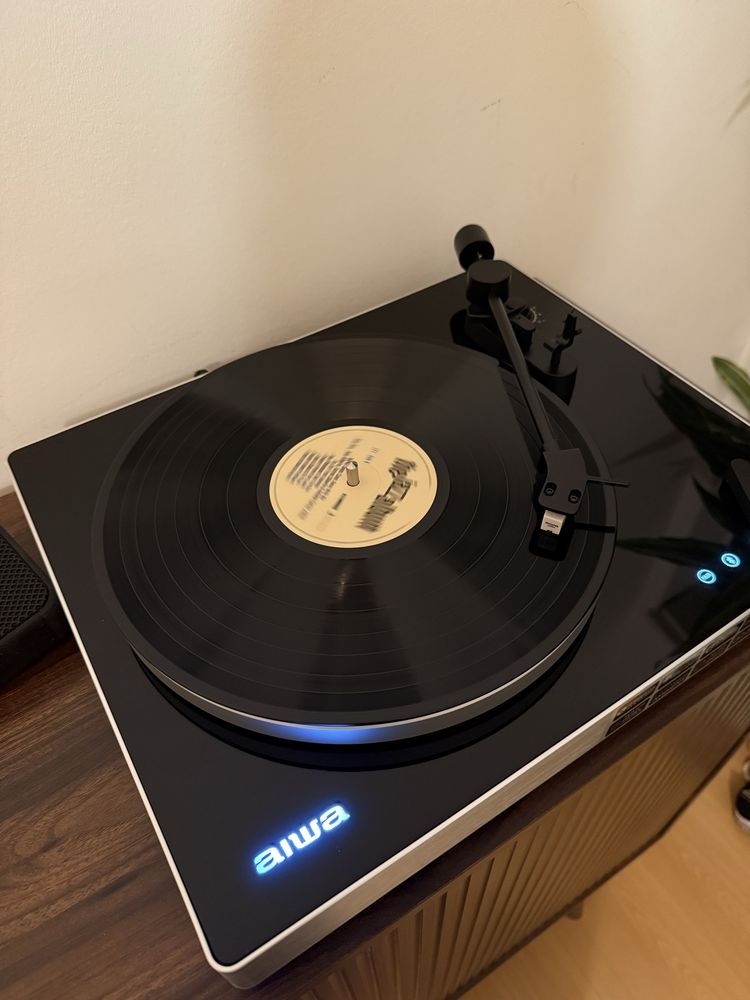 Gira Discos Aiwa APX 680