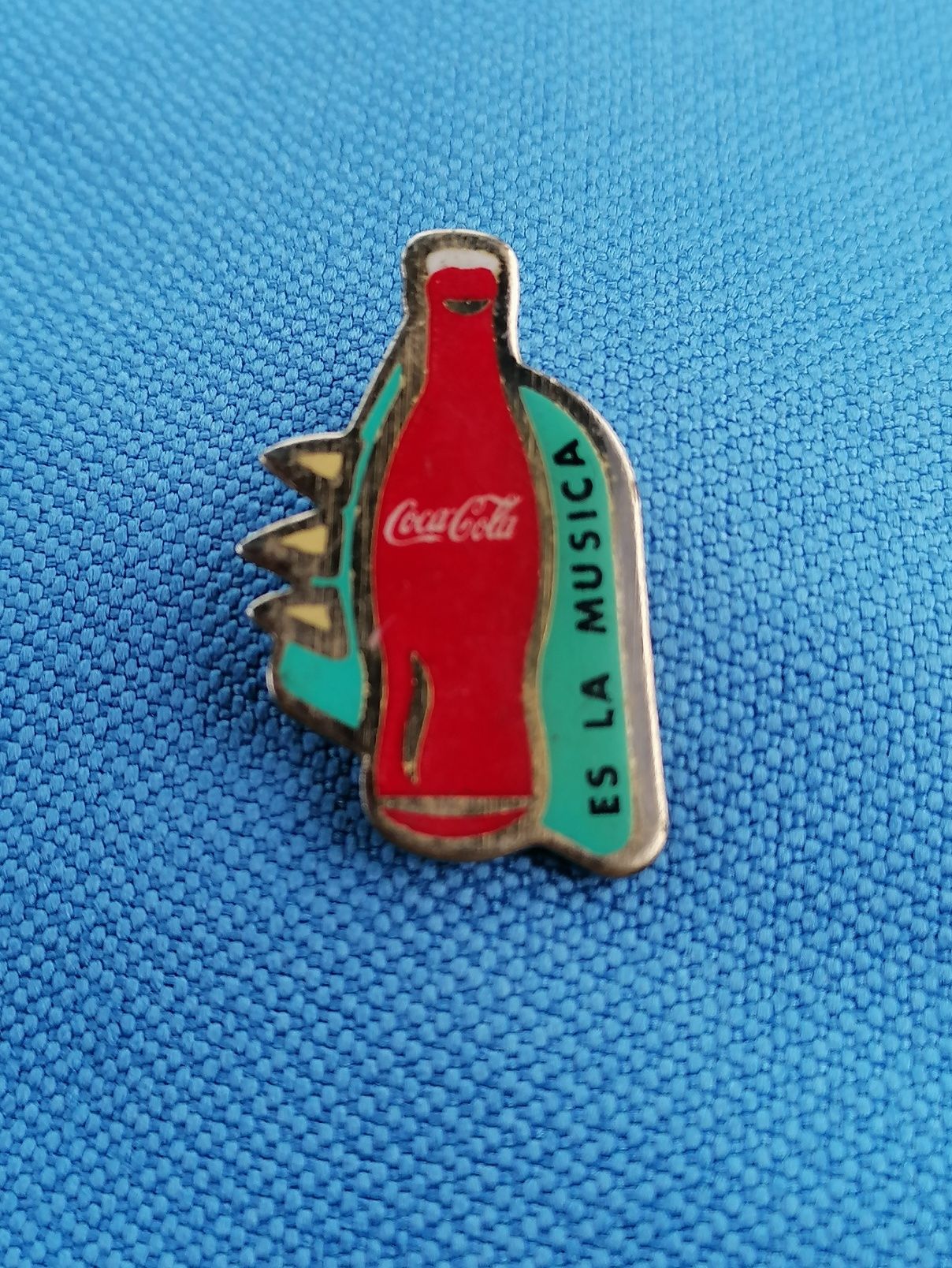 Pin com publicidade da Coca-Cola