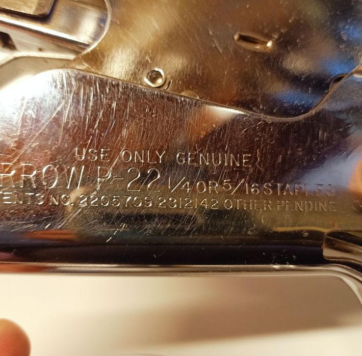 Arrow P22 ręczny zszywacz szczypcowy.