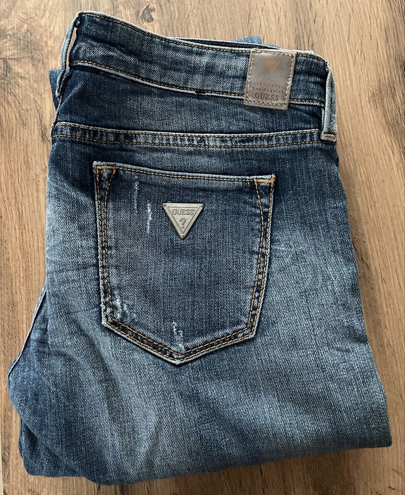 Jeansy z rozdarciami skinny Guess