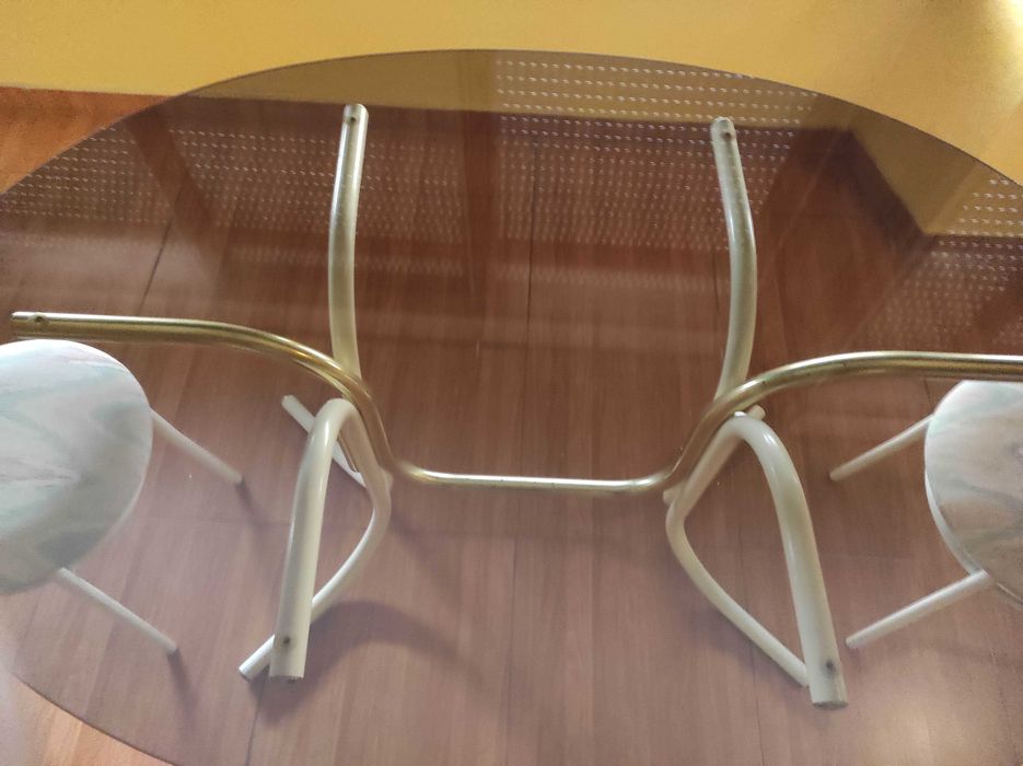 Mesa de sala oval + 2 cadeirad
