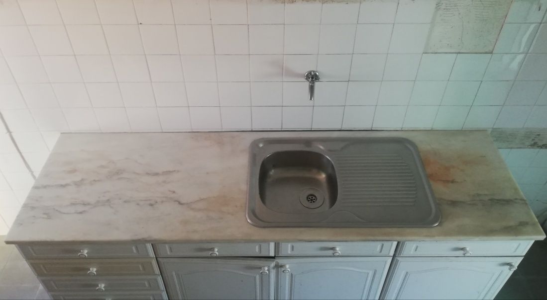Bancada de cozinha em pedra mármore com lava loiças em inox