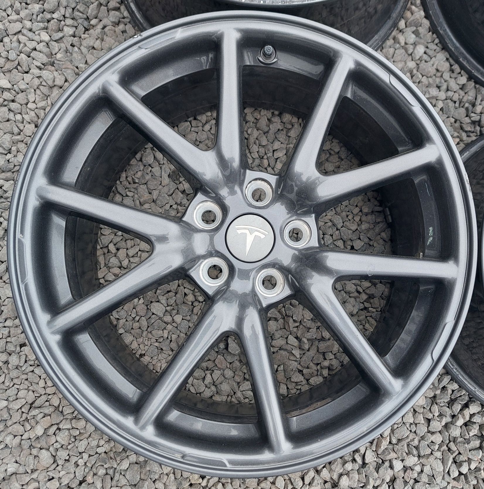 5 114,3 R18 Tesla Model 3 Model Y