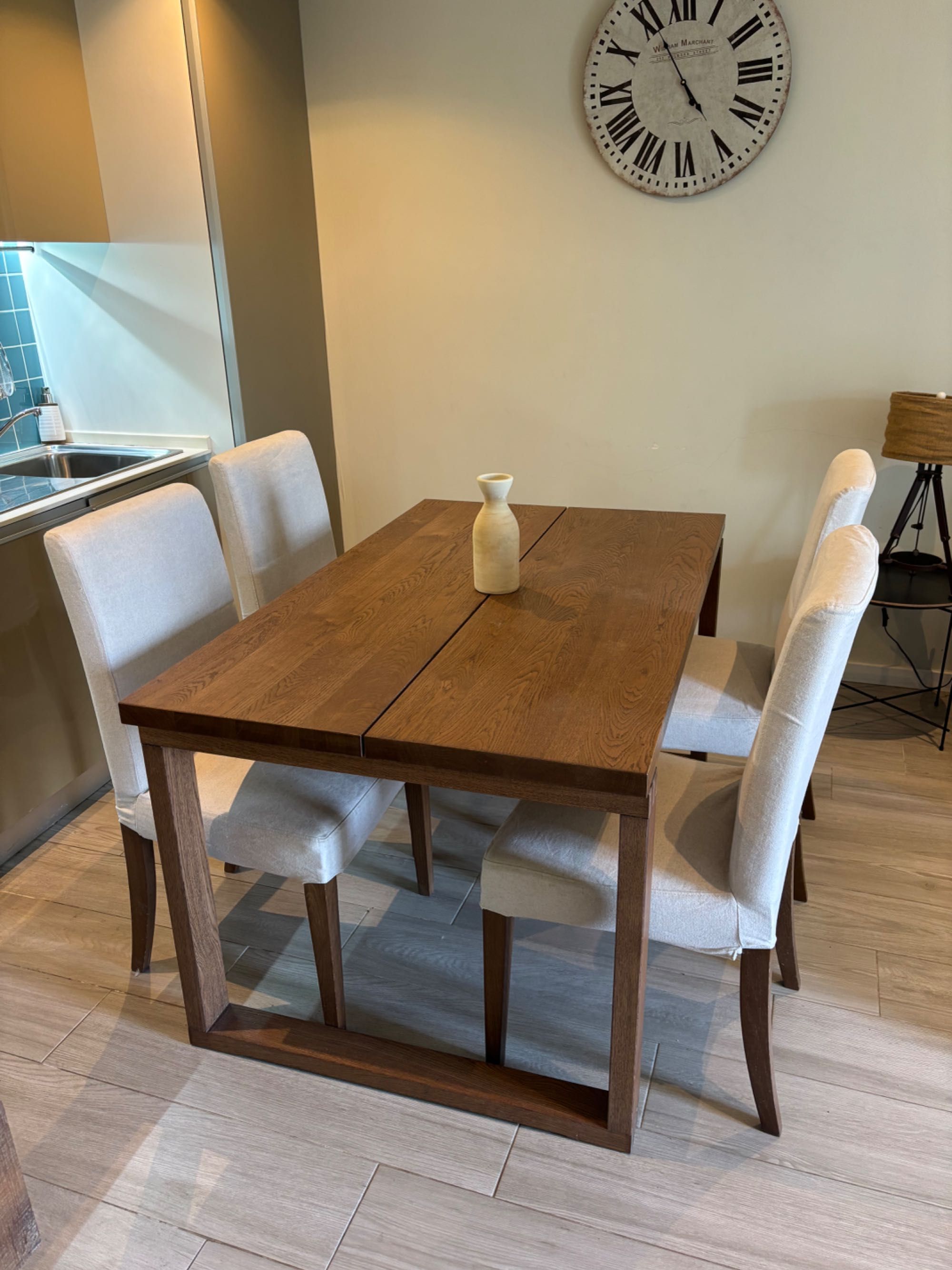 Mesa de jantar em madeira com 4 cadeiras