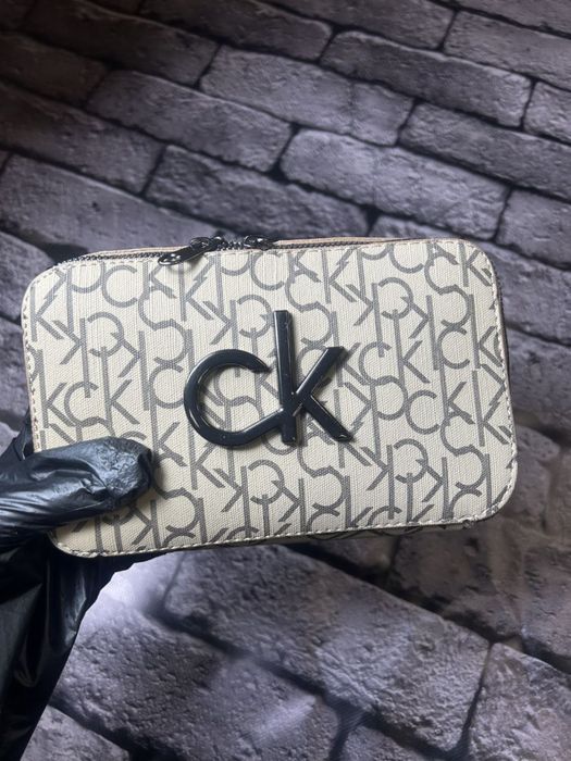 БРЕНДОВЫЙ КЛАТЧ Женская сумка извесного бренда бежевого цвета ремешок