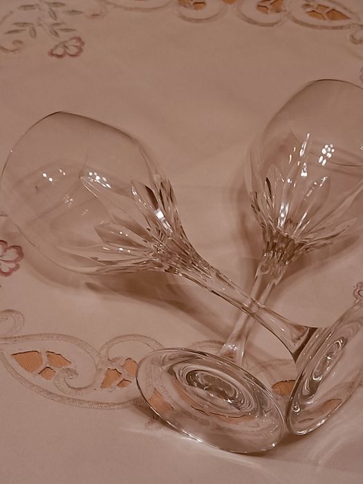 Dwa kryształowe kieliszki