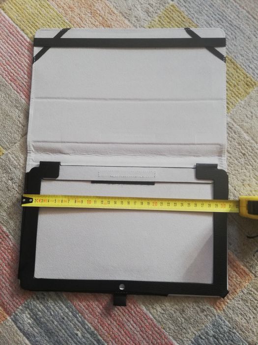 Etui na tablet uniwersalne.