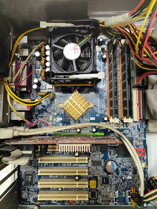 Komputer stacjonarny GA-8IPE1000-G Pentium4 2.80Ghz