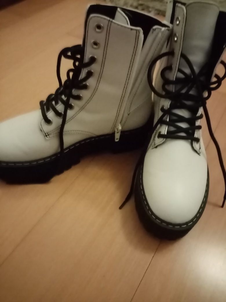 Botas militares brancas