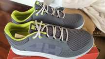 Sapatilhas Helly Hansen, novas na caixa.