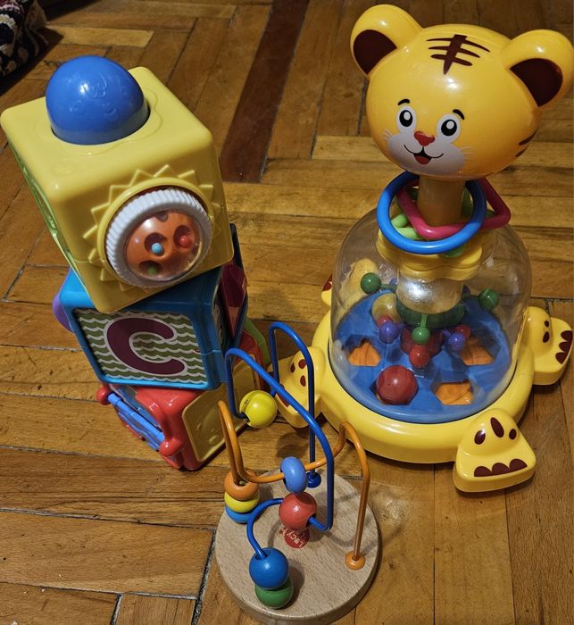 Продам лот іграшок дзиґа, кубики fisher price і дерев'яний лабіринт