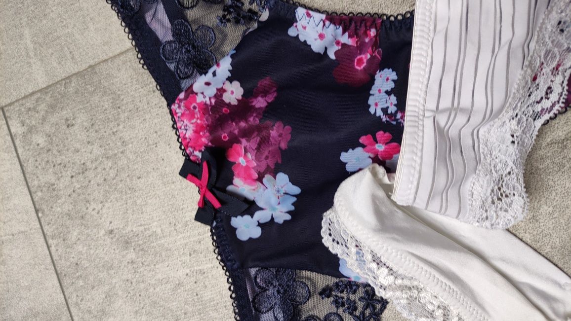 Nowe stringi rozm 42 trzy pary